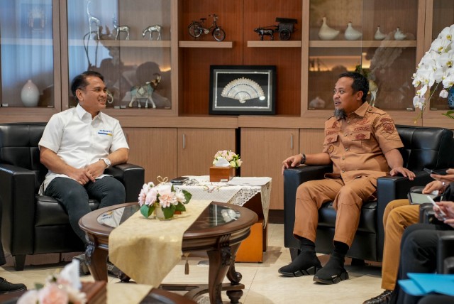 Gubernur Provinsi Sulsel, Andi Sudirman Sulaiman saat bersama Pelaksana Tugas (Plt) Direktur Jenderal Perimbangan Keuangan Kementerian Keuangan RI, Nufransa, di Kantor Direktorat Jenderal Perimbangan Keuangan, Jakarta, Senin 3 Agustus 2026.
